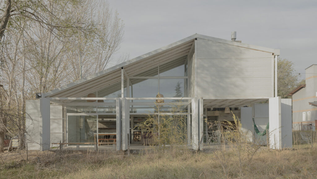 Valentín Brügger proyecto una casa de fin de semana en Córdoba, Argentina.