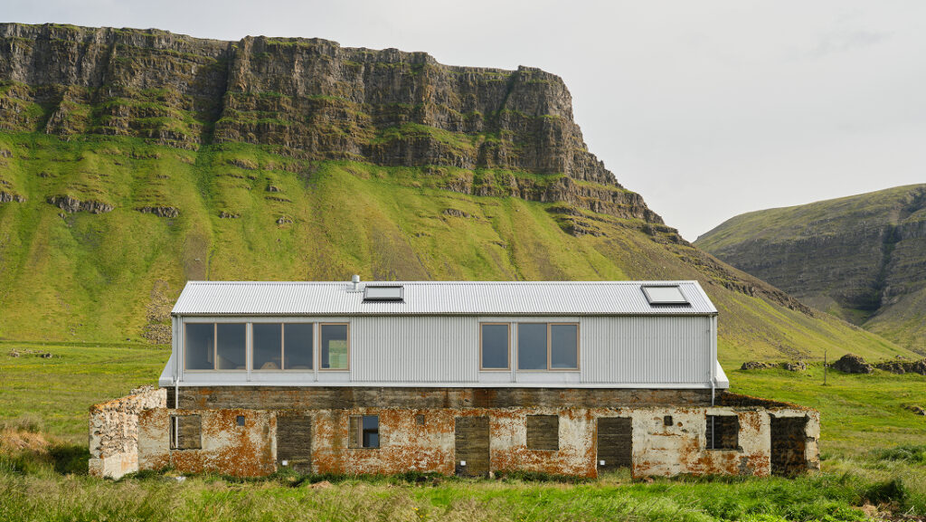 Un granero de hormigón abandonado transformado en una casa y estudio artístico, diseñado por Studio Bua al oeste de la Islandia rural.