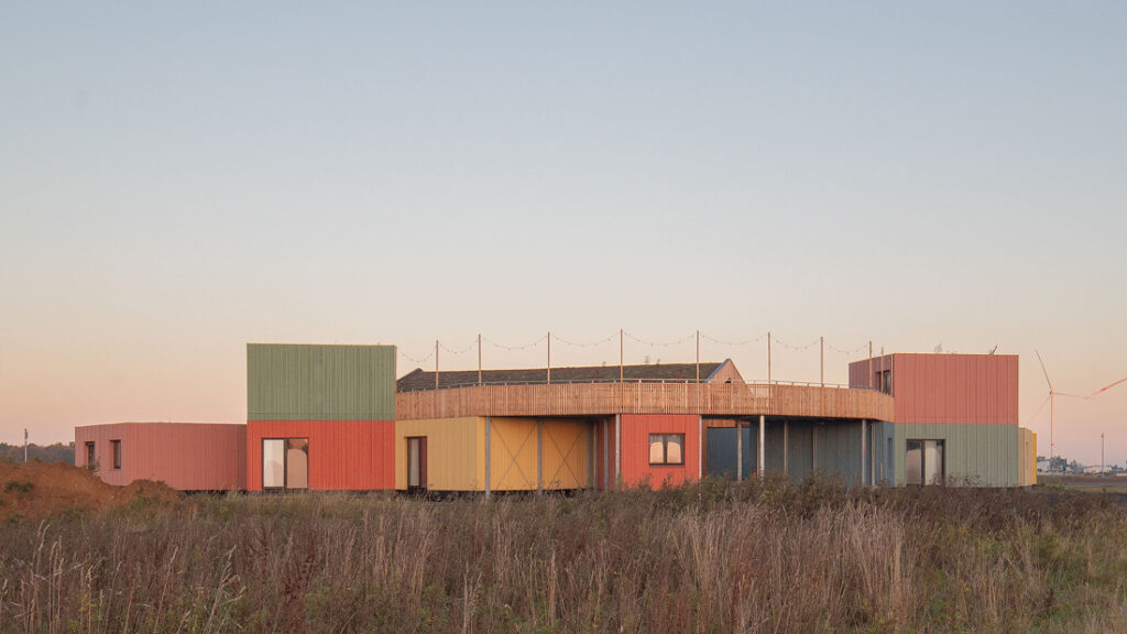 Un conjunto de espacios modulares para startups en un entorno flexible, sostenible y colaborativo, diseñado por Julius Taminiau Architects en Jülich, Alemania.