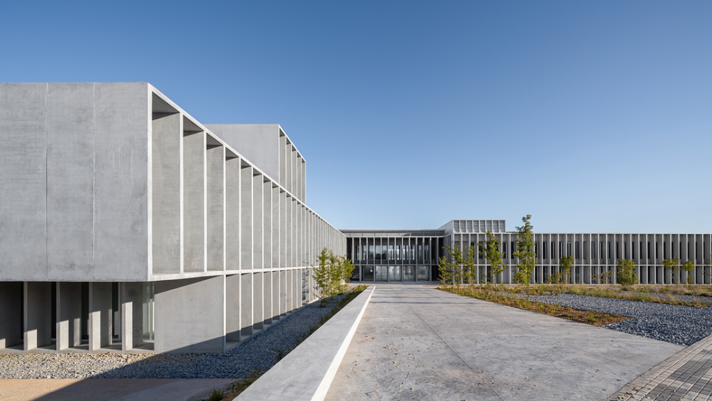 Ubicada en Málaga, diseñada por el estudio Vaillo+Architects, sigue la tradición de la arquitectura docente basada en un sistema de volúmenes en torno a patios, recuperando el claustro como sistema organizativo, espacial y volumétrico.