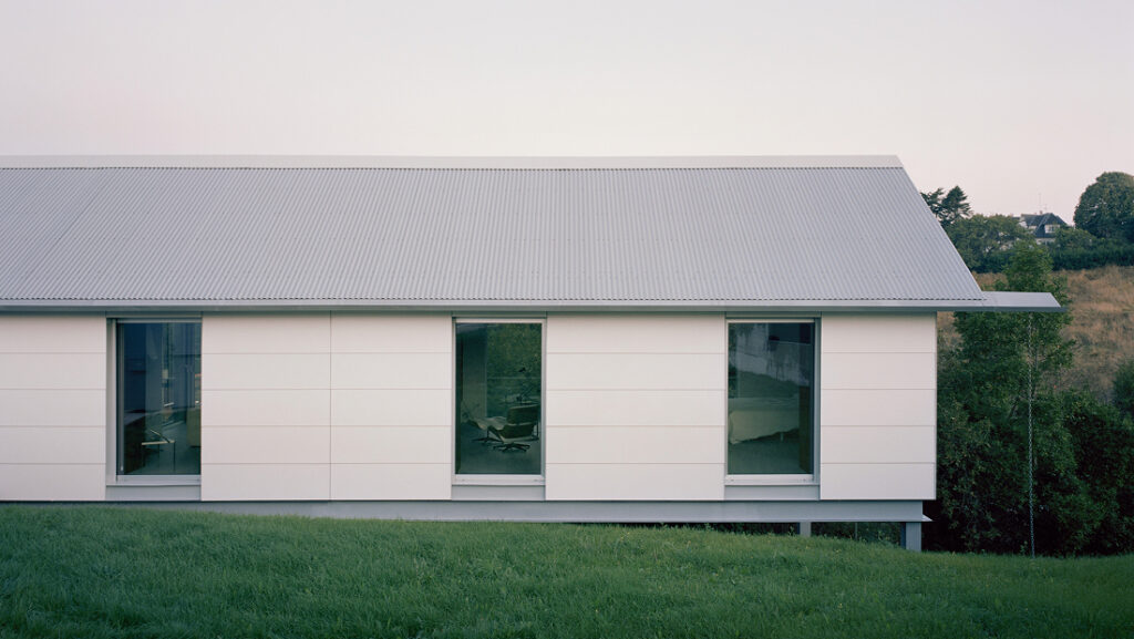 En el paisaje asturiano, una vivienda industrializada, diseñada por HANGHAR, retoma tipologías locales y ensaya una construcción eficiente, precisa y de bajo impacto sobre el terreno.